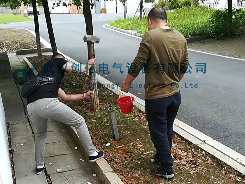 我司技術(shù)人員為長(zhǎng)沙客戶(hù)調(diào)試絕緣手套靴耐壓裝置